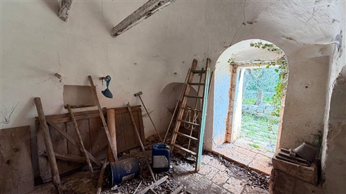 Ad 1 Km dal Paese, Trulli con Conversa e Terreno di 14.000 mq ca.